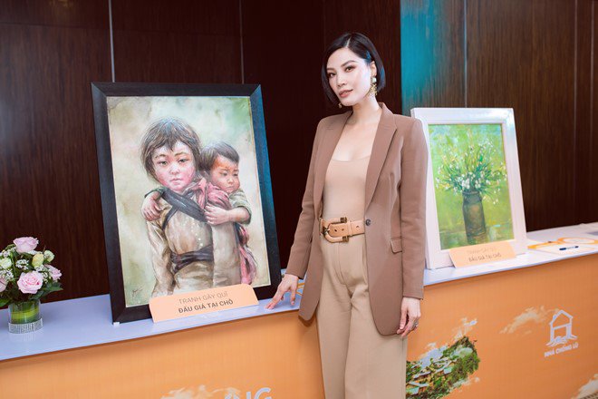 Vũ Cẩm Nhung ủng hộ 250 triệu đồng xây 8 căn nhà chống lũ ở Quảng Nam - 2