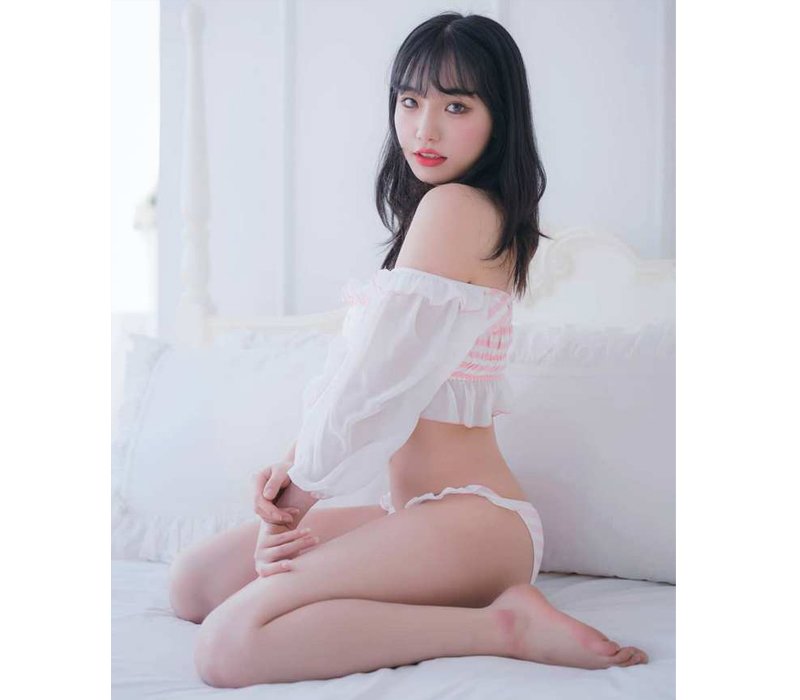 Những bức hình khoe dáng hở bạo của nàng hotgirl luôn thu hút vô vàn lượt thích của dân mạng vì quá quyến rũ, gợi cảm.
