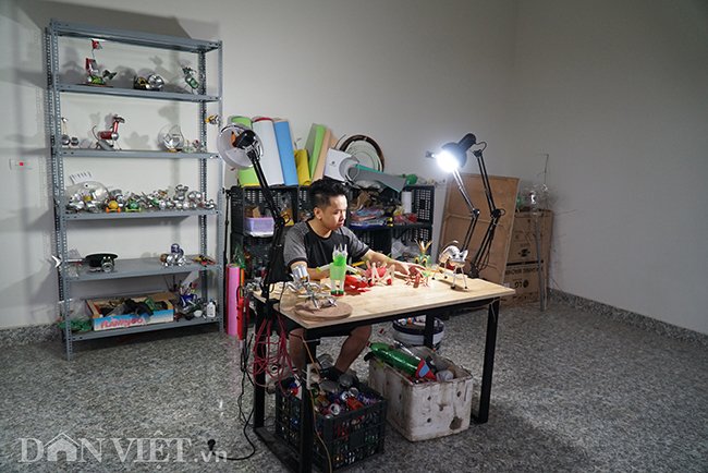 Từ những vỏ chai nhựa, vỏ lon, bìa giấy hay thùng xốp bỏ đi... chàng trai 9x Lưu Trung Nghĩa đã tạo ra được hàng nghìn mô hình côn trùng, đồ chơi độc đáo nhằm kêu gọi bảo vệ môi trường.