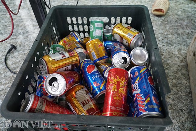 Nguồn nguyên liệu chủ yếu được Nghĩa thu gom những lúc đi ngoài đường và tận dụng để phục vụ việc sáng tạo ra đồ chơi.