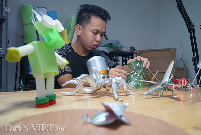 Lưu Trung Nghĩa sinh năm 1990 tại huyện Đông Anh (Hà Nội), từ nhỏ anh đã được ông ngoại dạy làm đồ chơi bằng những vật dụng thừa trong nhà và ý thức được về việc bảo vệ môi trường sống xung quanh.