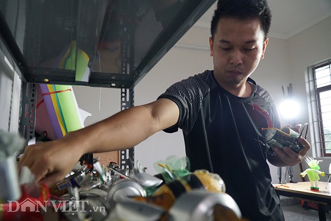 Trước đây, hồi còn nhỏ tuổi tôi đã được ông ngoại định huớng về việc bảo vệ môi trường và cách tận dụng những đồ dùng thừa trong nhà để tái chế và sản xuất. Từ đó trong đầu tôi đã định hình việc thu gom những vỏ lon, vỏ chai nhựa để dùng làm đồ chơi, Nghĩa cho biết.