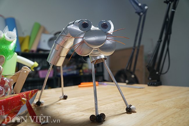 Lưu Trung Nghĩa tâm sự: Cách đây 2 năm tôi bắt đầu việc thu gom và làm ra các sản phẩn đồ chơi chủ yếu để trưng bày hoặc làm quà tặng. Những nguồn nguyên liệu do tôi đi nhặt được ở trên đường hoặc lấy từ chính nhà mình và hàng xóm xung quanh.