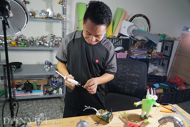 Được chế tạo những phế liệu là sở thích lớn nhất đối với Nghĩa, sắp tới có thể chàng trai quê gốc Đông Anh sẽ mở một kênh Youtube để dạy trẻ em cách làm đồ chơi đơn giản tại nhà và bên cạnh đó hướng các em nhỏ có ý thức bảo vệ môi trường.