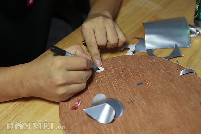 Không chỉ sáng chế ra mô hình đồ chơi, đồ trang sức cũng được anh tạo ra từ rác thải và những phế liệu thu gom được. Nghĩa cho biết: Gần đây tôi có làm ra một bộ trang sức bằng vỏ lon và chai nhựa cùng các vật liệu khác, tôi rất tâm đắc với bộ trang sức này và đã dành tặng cho một người bạn để làm quà.