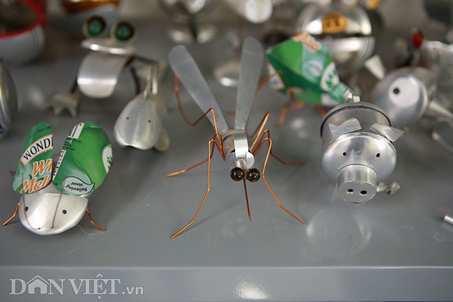 Công việc chính hàng ngày của Nghĩa vẫn là buôn bán. Việc tái chế rác thải thành mô hình đồ chơi đươc anh xem như một việc làm để xả stress sau mỗi ngày làm việc căng thẳng.