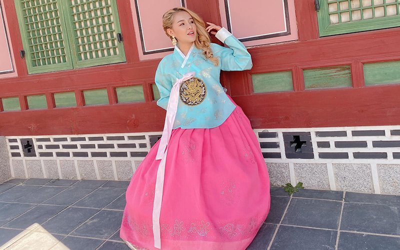 Ngân 98 cũng trở nên dịu dàng hơn ngày thường khi khoác lên người bộ trang phục truyền thống của Hàn Quốc, tông màu trắng hồng được cô ưa thích trong nhiều set đồ khác nhau. 

