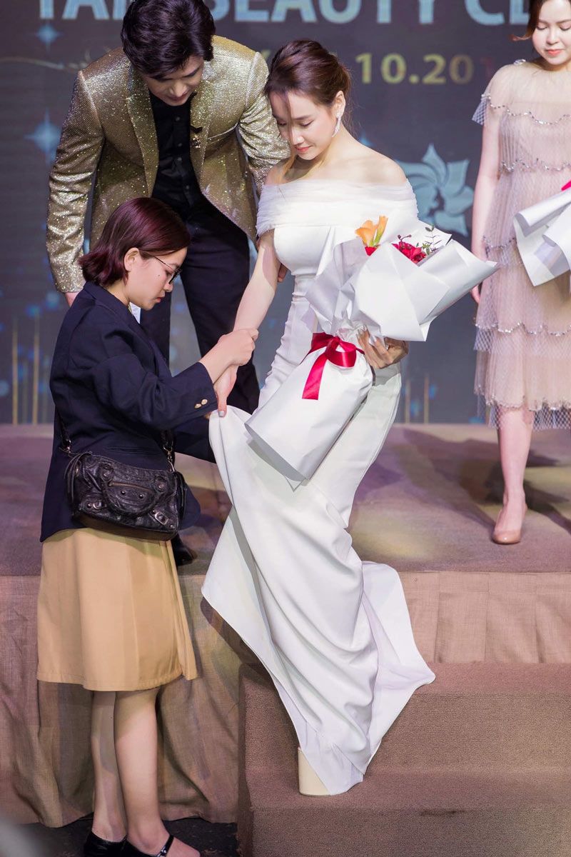 Mang giày siêu cao 25cm, Nhã Phương phải nhờ đến hai người dìu đi - 2