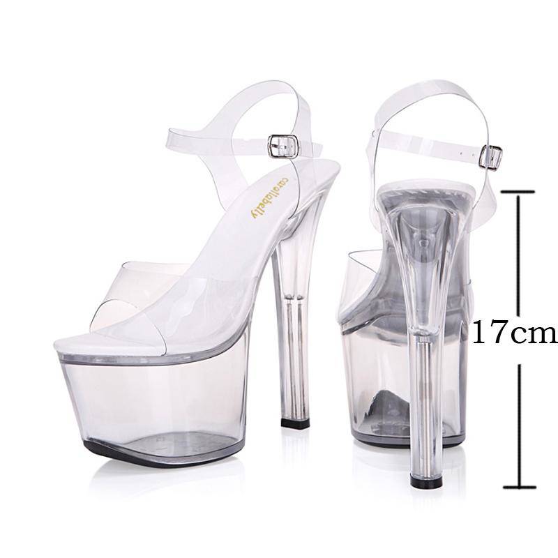 Mang giày siêu cao 25cm, Nhã Phương phải nhờ đến hai người dìu đi - 6