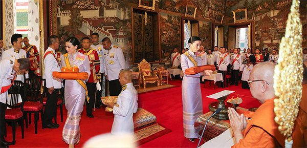 Hoàng hậu Thái Lan ghi điểm với nhan sắc ngày một lên hương sau khi amp;#34;tình địchamp;#34; bị phế truất - 2