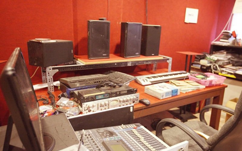 Phòng thu âm với đủ các thiết bị phục vụ cho công việc.
