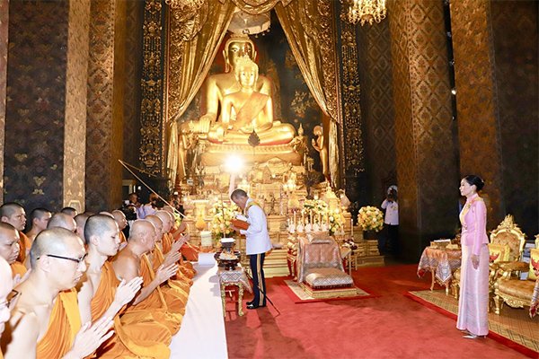 Hoàng hậu Thái Lan ghi điểm với nhan sắc ngày một lên hương sau khi amp;#34;tình địchamp;#34; bị phế truất - 4