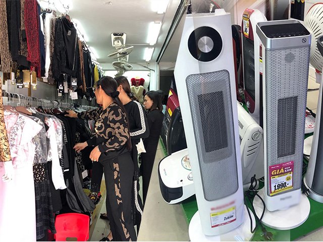 Chớm đông, quần áo ấm đắt hàng, máy sưởi đang giảm giá, dao động từ vài trăm đến vài triệu