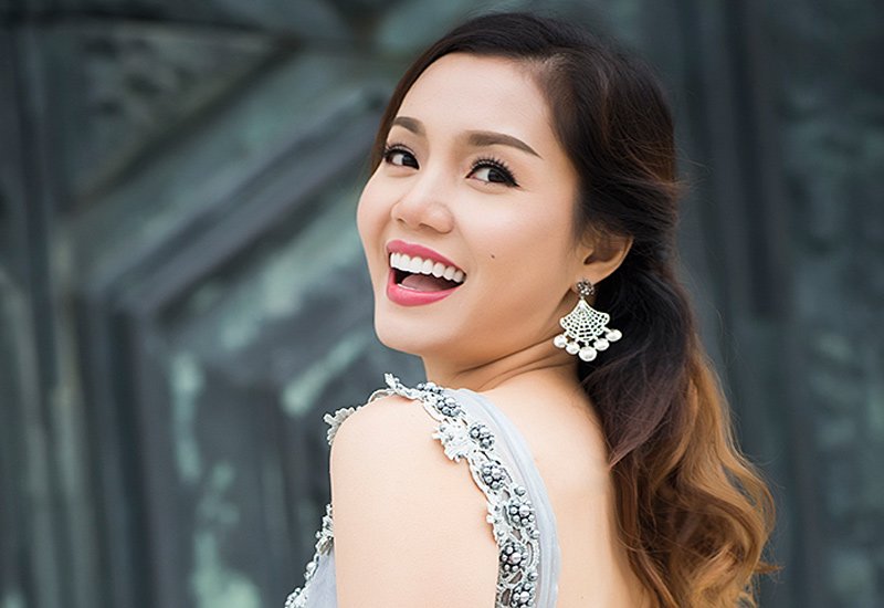 Nguyễn Ngọc Anh sinh năm 1981, được khán giả biết tới sau khi đoạt giải nhì Sao mai 2005 và Top 5 Sao mai điểm hẹn 2006. Cô kết hôn vào năm 2005. Cô và chồng có 8 năm hẹn hò trước khi về chung một nhà.
