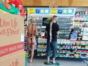 Tin tức - Diện bikini nhỏ như ngón tay vào cửa hàng mua đồ, nữ du khách nổi như cồn trên MXH