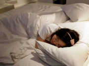 Sức khỏe - Một thói quen trước khi đi ngủ khiến vợ chồng khó có thai, trẻ dậy thì sớm dễ ốm đau