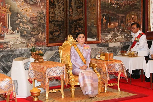 Hoàng hậu Thái Lan ghi điểm với nhan sắc ngày một lên hương sau khi amp;#34;tình địchamp;#34; bị phế truất - 3