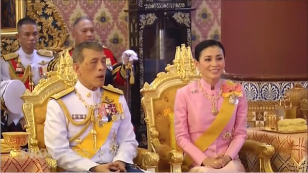 Hoàng hậu Thái Lan ghi điểm với nhan sắc ngày một lên hương sau khi amp;#34;tình địchamp;#34; bị phế truất - 5