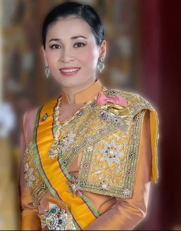 Hoàng hậu Thái Lan ghi điểm với nhan sắc ngày một lên hương sau khi amp;#34;tình địchamp;#34; bị phế truất - 9
