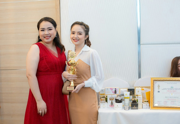 CEO Lê Kiều Trang vinh dự mang mỹ phẩm Chan Hasu ghi danh cùng lúc hai giải vàng - 6