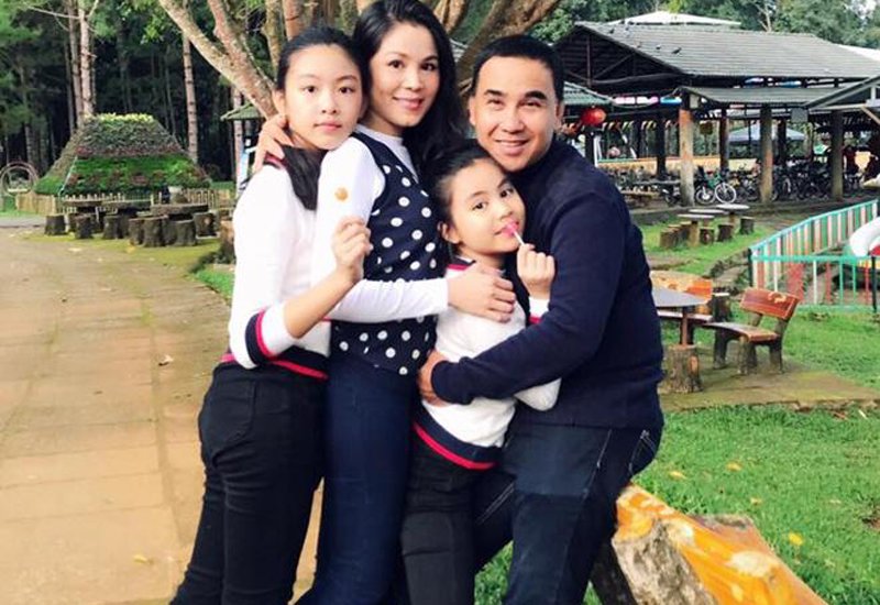 Được biết, vợ chồng diễn viên Quyền Linh cũng không tiếc tiền khi cho hai cô con gái cưng đi học ở trường quốc tế hàng đầu TP.HCM. Ngôi trường các bé theo học cũng được nhắc đến rất nhiều bởi phương pháp, môi trường học hoàn hảo.
