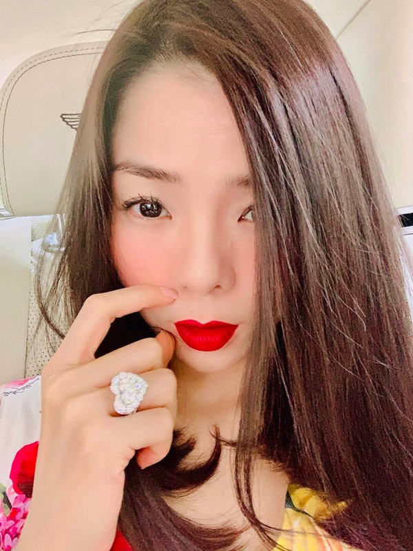Than nhức răng, nhưng Lệ Quyên không quên khoe nhẫn kim cương khủng mới tậu - 9