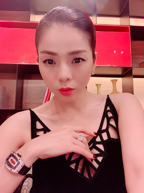 Than nhức răng, nhưng Lệ Quyên không quên khoe nhẫn kim cương khủng mới tậu - 12
