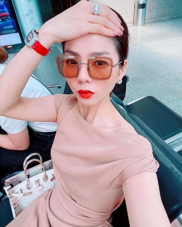 Than nhức răng, nhưng Lệ Quyên không quên khoe nhẫn kim cương khủng mới tậu - 2
