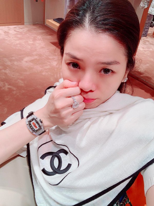 Than nhức răng, nhưng Lệ Quyên không quên khoe nhẫn kim cương khủng mới tậu - 3