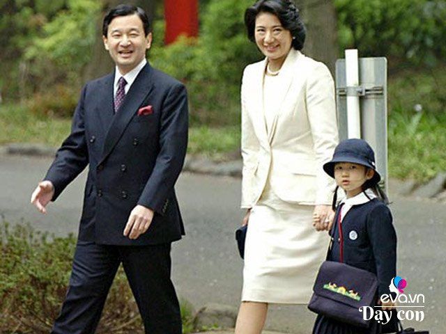 Trẻ em Việt tới trường luôn luôn được u xách cặp, coi thanh lịch đái công chúa Nhật Bản nhưng mà bất ngờ