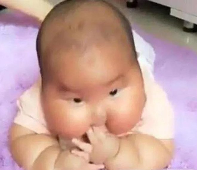 Nhờ bà chăm cháu 1 tháng, ngày đón về mẹ suýt ngất vì không nhìn ra con gái xinh - 1