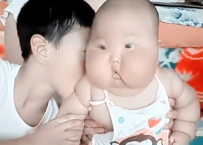 Nhờ bà chăm cháu 1 tháng, ngày đón về mẹ suýt ngất vì không nhìn ra con gái xinh - 3