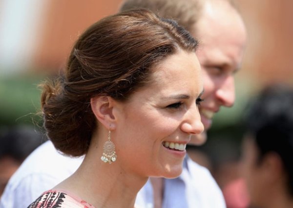 Dù bất hòa nhưng Kate và Meghan lại có chung sở thích dùng khuyên tai có giá bình dân - 3