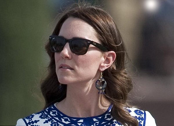 Dù bất hòa nhưng Kate và Meghan lại có chung sở thích dùng khuyên tai có giá bình dân - 4