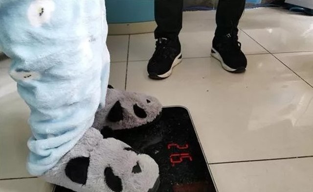Nhịn ăn nuôi em trai bệnh tật, cô gái 24 tuổi chỉ nặng 21kg chia sẻ mơ ước nhói lòng - 2