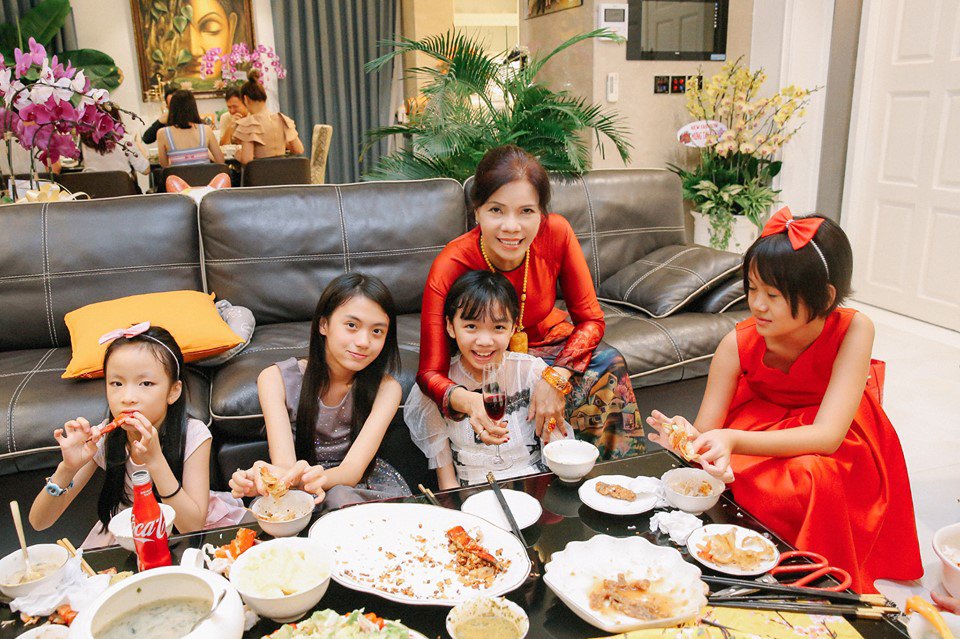 Vũ Thu Phương đính chính chồng không thuộc Hoàng tộc Campuchia, con chung, con riêng biết phụ mẹ tiền học - 10