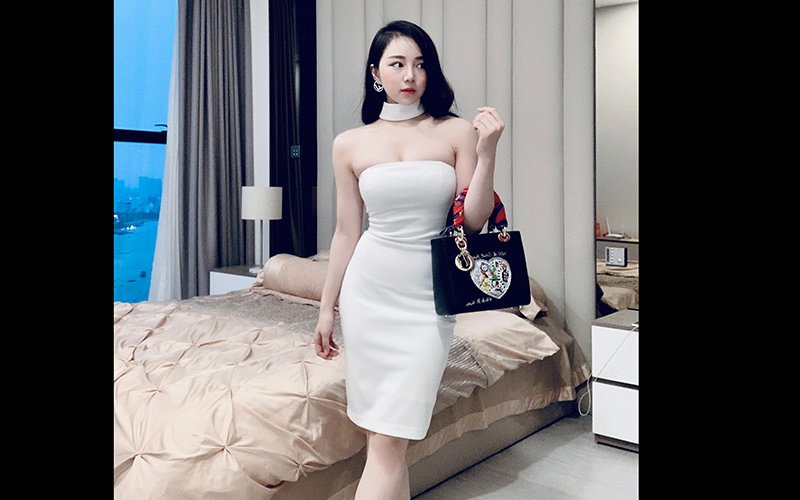 Nhã Tiên gần đây cũng gây chú ý khi liên tục khoe những chiếc túi hàng hiệu sang chảnh, cô ăn mặc điệu đà như một "yêu nữ hàng hiệu thứ thiệt" trên cộng đồng online.
