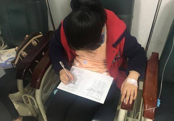 Cô giáo phê bình con không làm bài trong nhóm chat, mẹ gửi một bức ảnh, ai cũng im lặng - 1