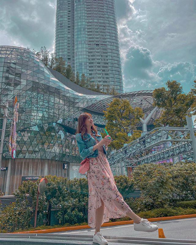 Đụng chung công thức phối khoác jeans với váy hoa, Hà Tăng và Minh Hằng ai khéo hơn? - 3