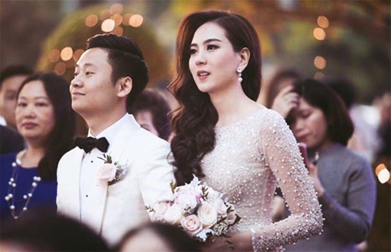 Cũng trong cuối năm đó, cô lên xe hoa với người tình 10 năm của mình là Lê Hoài Nam. Đám cưới của hai người được tổ chức vô cùng xa hoa, lộng lẫy tại chính công ty của chồng.
