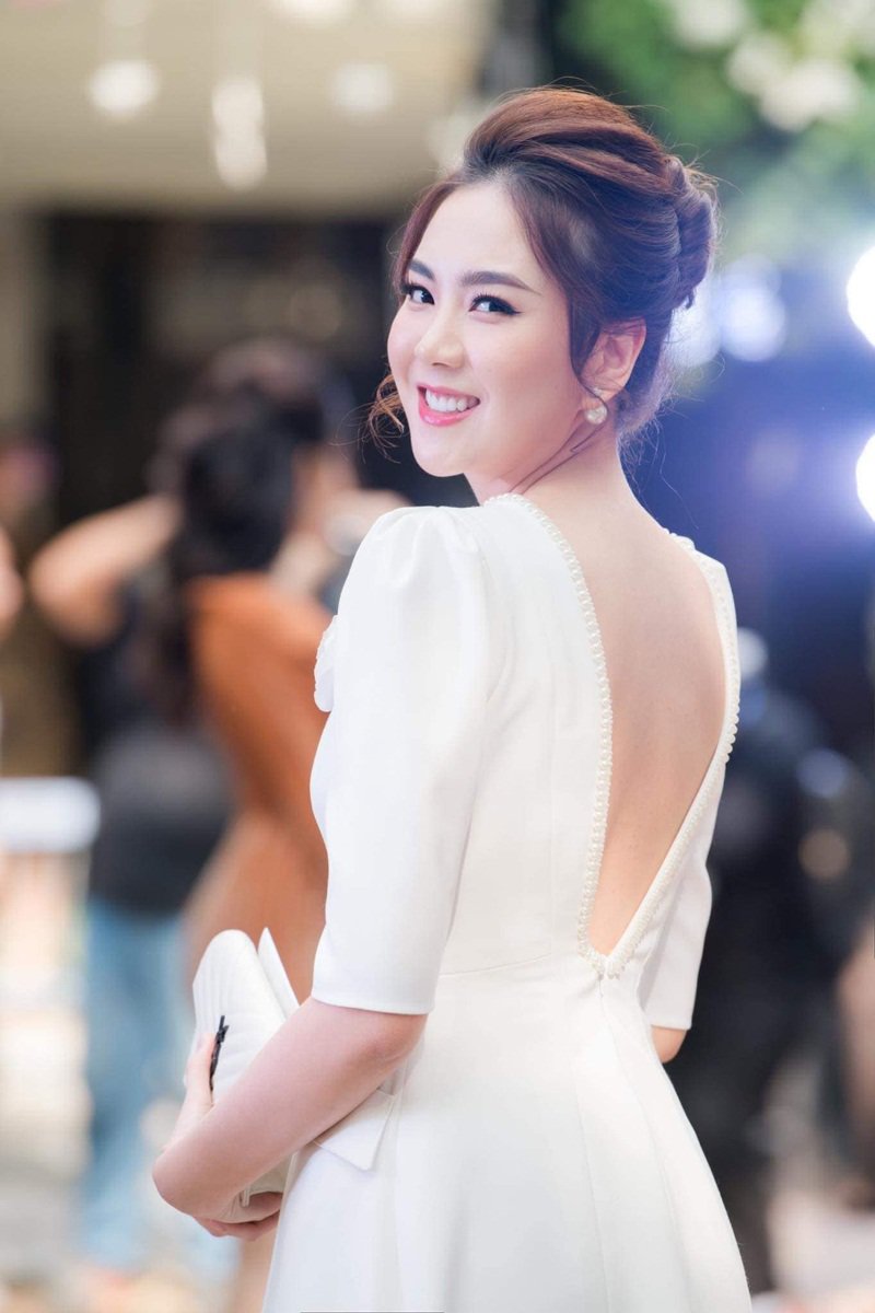 Hình ảnh MC Mai Ngọc xuất hiện trong một sự kiện mới đây với nhan sắc lung linh như công chúa, cho thấy vẻ đẹp của cô ngày càng thăng hạng sau khi kết hôn.
