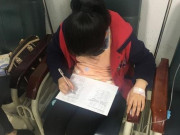 Làm mẹ - Cô giáo phê bình con không làm bài trong nhóm chat, mẹ gửi một bức ảnh, ai cũng im lặng