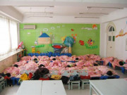 Làm mẹ - Xem ảnh con ngủ trưa ở trường, mẹ nóng mặt nổi giận đòi hiệu trưởng lập tức đuổi việc cô