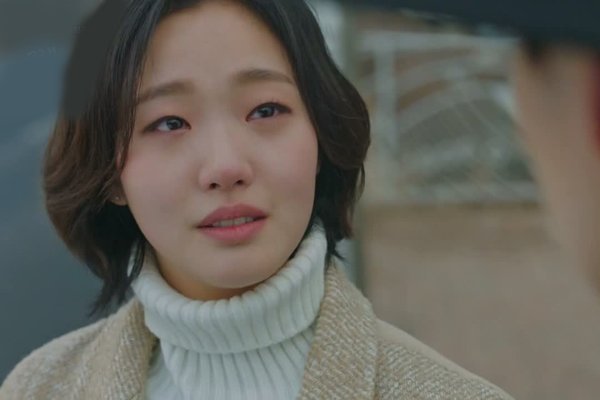 Phù dâu bật khóc ngay trong ngày kết hôn, em nhẹ nhàng an ủi rồi ném hoa cưới dằn mặt - 1