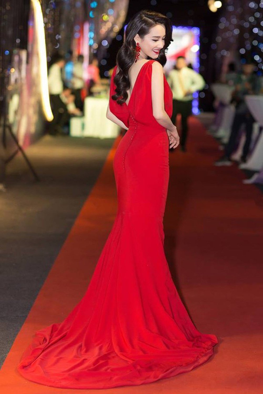 Trước khi cưới chồng thì mê đầm hở lưng, có con xong Nhã Phương liền đổi style khoe ngực - 5