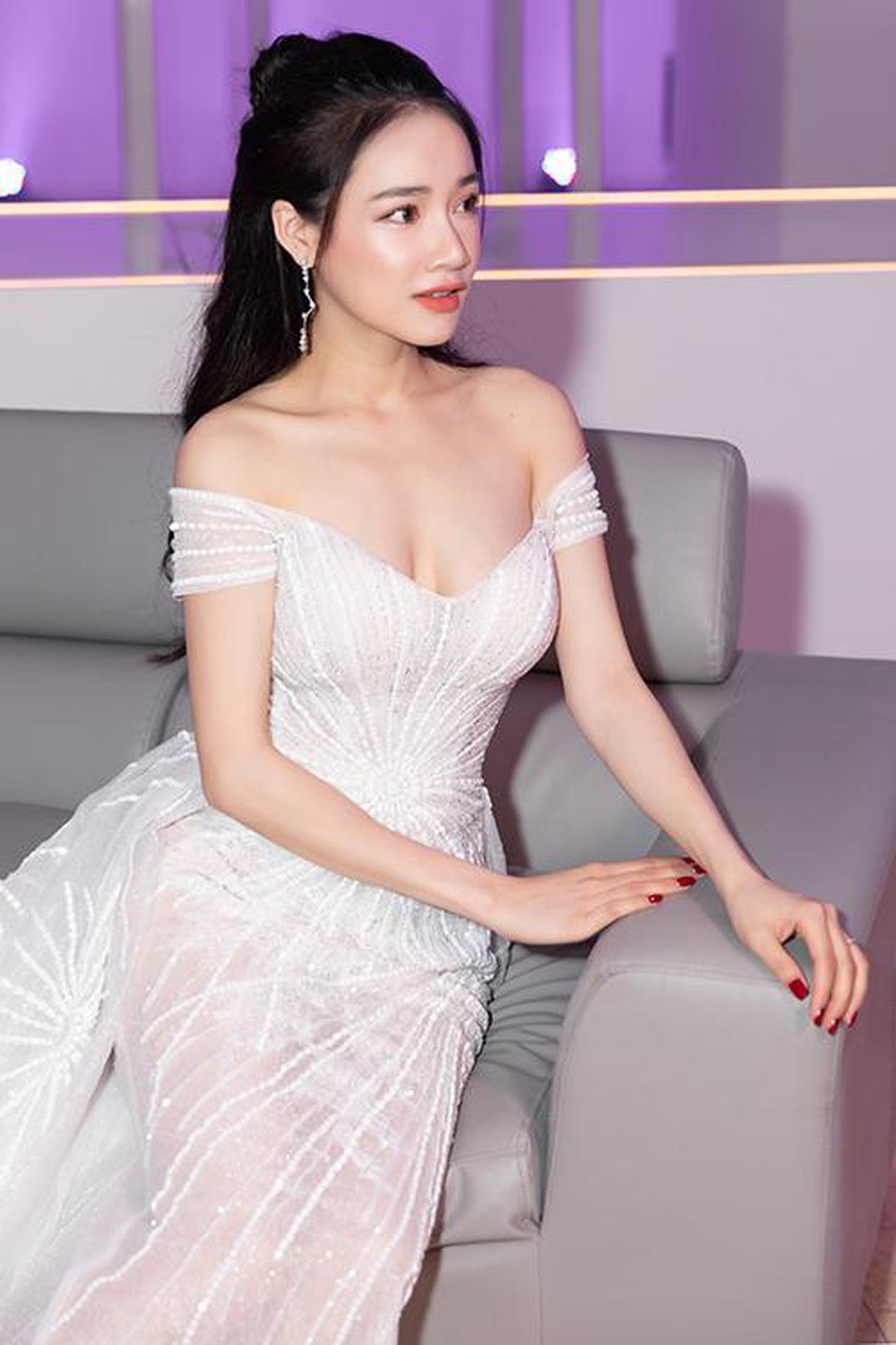 Trước khi cưới chồng thì mê đầm hở lưng, có con xong Nhã Phương liền đổi style khoe ngực - 10