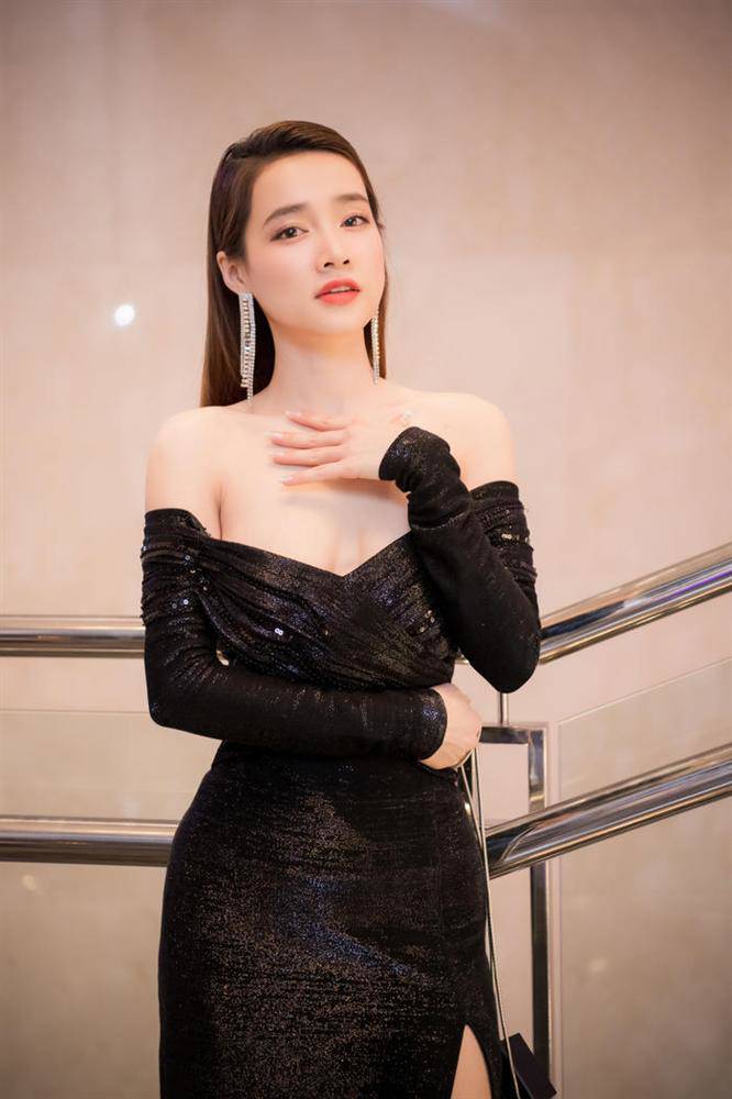 Trước khi cưới chồng thì mê đầm hở lưng, có con xong Nhã Phương liền đổi style khoe ngực - 16
