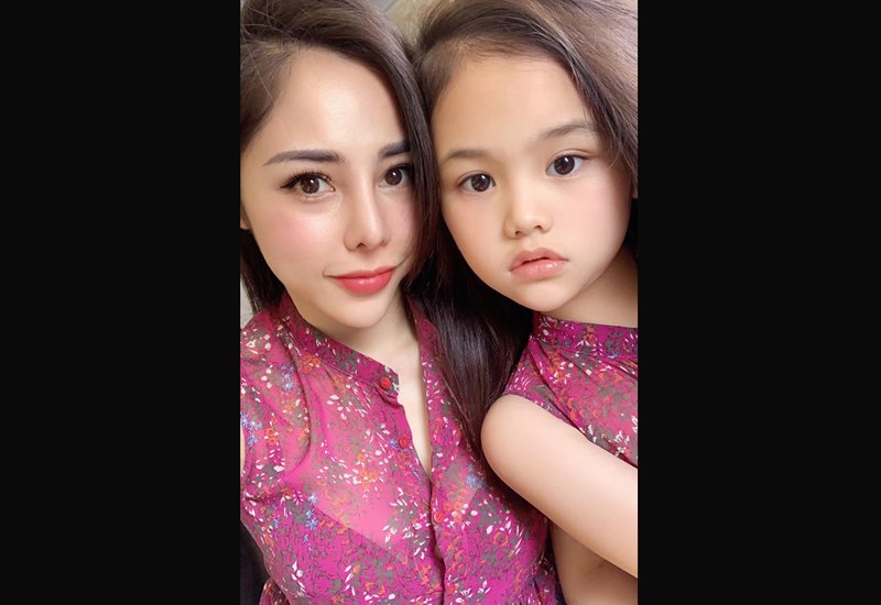 Con gái nhỏ Cherry của Bạch Lan Phương tên thật là Trịnh Khánh An, năm nay tròn 8 tuổi, rất xinh xắn, ngoan và đáng yêu. Bé thậm chí còn là mẫu nhí được yêu thích của nhiều hãng thời trang nổi tiếng.
