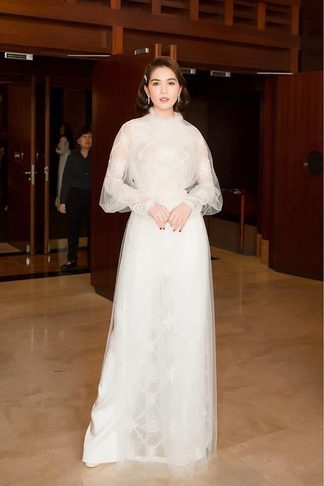 Chẳng cần amp;#34;cởiamp;#34;, Ngọc Trinh cứ diện cây đồ trắng tinh khôi là đủ sexy hết nấc - 10