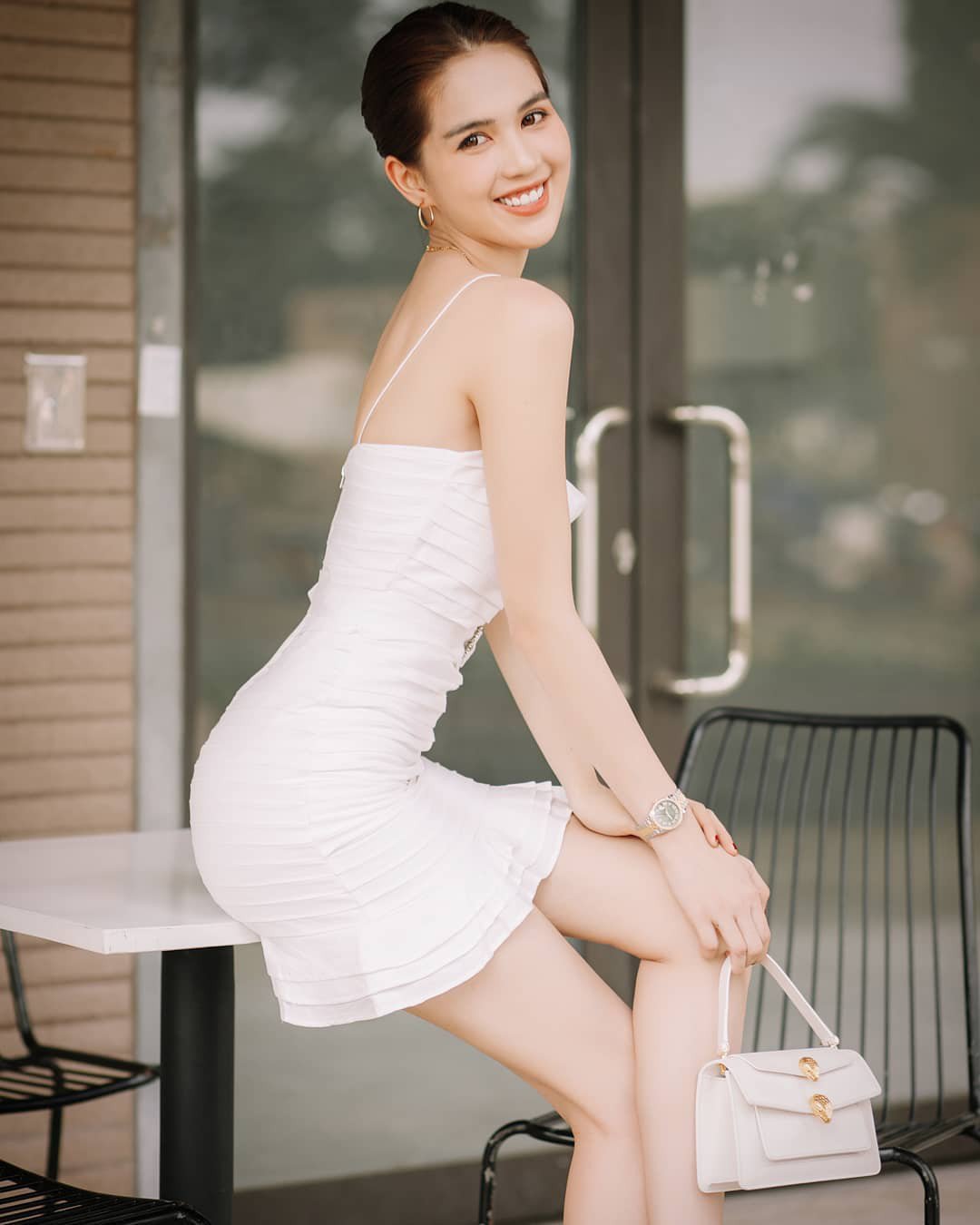 Chẳng cần amp;#34;cởiamp;#34;, Ngọc Trinh cứ diện cây đồ trắng tinh khôi là đủ sexy hết nấc - 2